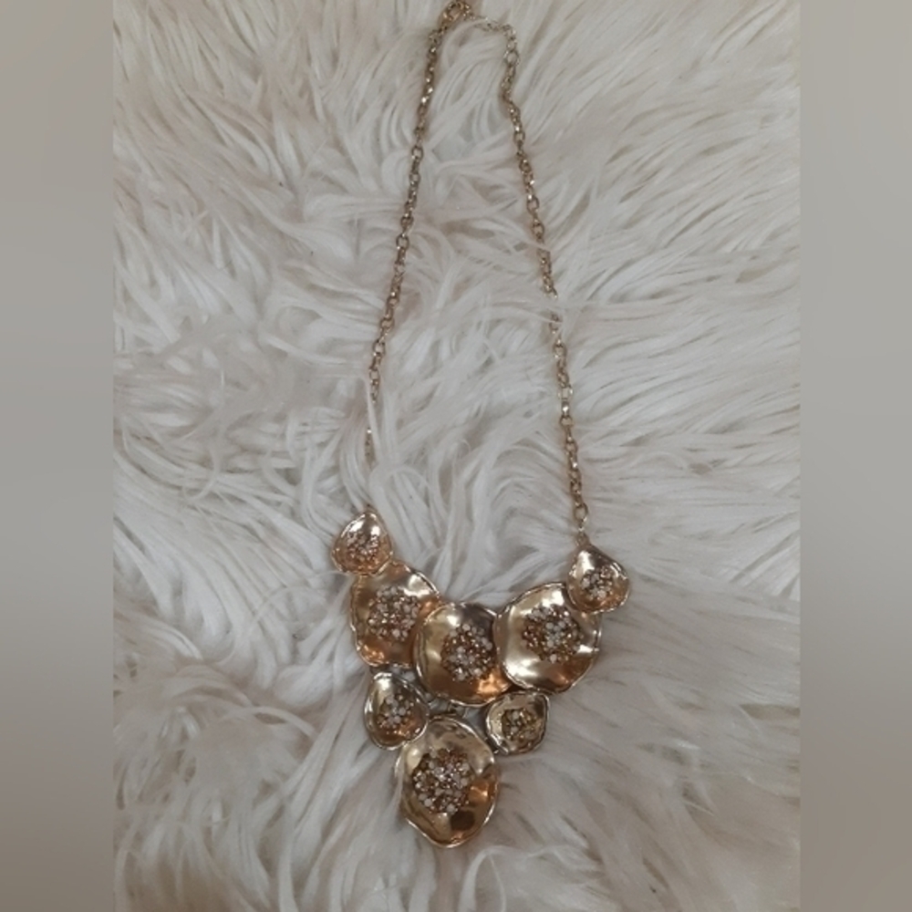 STATEMENT NECKLACE